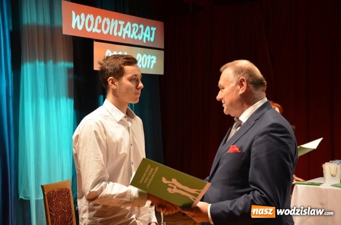 Zdjęcie w galerii na portalu naszwodzislaw.com: Zyskują, dając siebie. Kolejni uczniowie podejmują służbę wolontariacką wiadomości z regionu