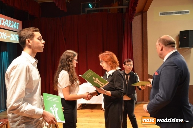 Zdjęcie w galerii na portalu naszwodzislaw.com: Zyskują, dając siebie. Kolejni uczniowie podejmują służbę wolontariacką wiadomości z regionu