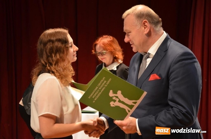 Zdjęcie w galerii na portalu naszwodzislaw.com: Zyskują, dając siebie. Kolejni uczniowie podejmują służbę wolontariacką wiadomości z regionu