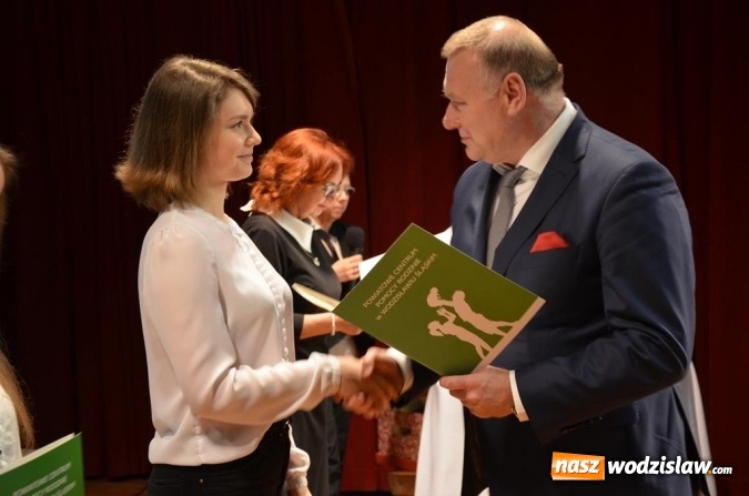 Zdjęcie w galerii na portalu naszwodzislaw.com: Zyskują, dając siebie. Kolejni uczniowie podejmują służbę wolontariacką wiadomości z regionu