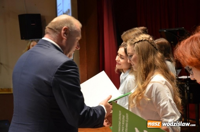 Zdjęcie w galerii na portalu naszwodzislaw.com: Zyskują, dając siebie. Kolejni uczniowie podejmują służbę wolontariacką wiadomości z regionu