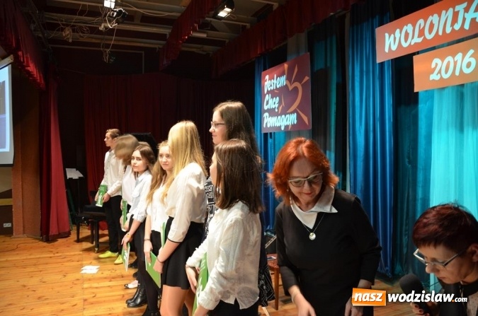 Zdjęcie w galerii na portalu naszwodzislaw.com: Zyskują, dając siebie. Kolejni uczniowie podejmują służbę wolontariacką wiadomości z regionu