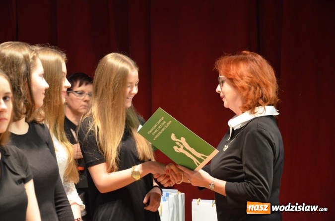 Zdjęcie w galerii na portalu naszwodzislaw.com: Zyskują, dając siebie. Kolejni uczniowie podejmują służbę wolontariacką wiadomości z regionu