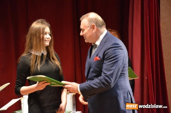 Zdjęcie w galerii na portalu naszwodzislaw.com: Zyskują, dając siebie. Kolejni uczniowie podejmują służbę wolontariacką wiadomości z regionu