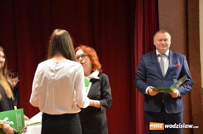 Zdjęcie w galerii na portalu naszwodzislaw.com: Zyskują, dając siebie. Kolejni uczniowie podejmują służbę wolontariacką wiadomości z regionu