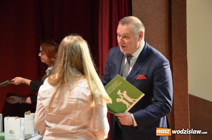 Zdjęcie w galerii na portalu naszwodzislaw.com: Zyskują, dając siebie. Kolejni uczniowie podejmują służbę wolontariacką wiadomości z regionu