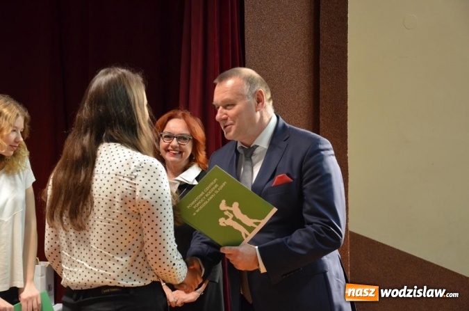 Zdjęcie w galerii na portalu naszwodzislaw.com: Zyskują, dając siebie. Kolejni uczniowie podejmują służbę wolontariacką wiadomości z regionu