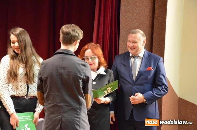 Zdjęcie w galerii na portalu naszwodzislaw.com: Zyskują, dając siebie. Kolejni uczniowie podejmują służbę wolontariacką wiadomości z regionu