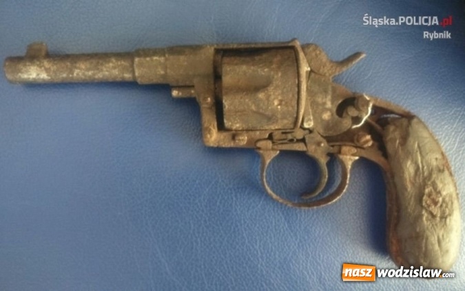 Zdjęcie w galerii na portalu naszwodzislaw.com: Policjanci zlikwidowali nielegalny arsenał broni, amunicji i materiałów wybuchowych wiadomości z regionu
