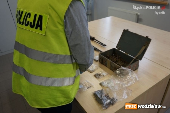 Zdjęcie w galerii na portalu naszwodzislaw.com: Policjanci zlikwidowali nielegalny arsenał broni, amunicji i materiałów wybuchowych wiadomości z regionu