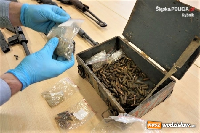 Zdjęcie w galerii na portalu naszwodzislaw.com: Policjanci zlikwidowali nielegalny arsenał broni, amunicji i materiałów wybuchowych wiadomości z regionu