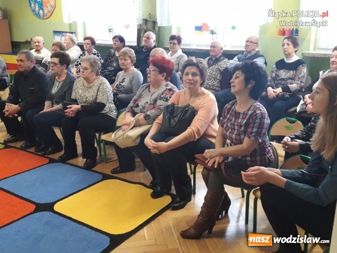 Zdjęcie w galerii na portalu naszwodzislaw.com: Babciu i Dziadku - Nie daj się nabrać 