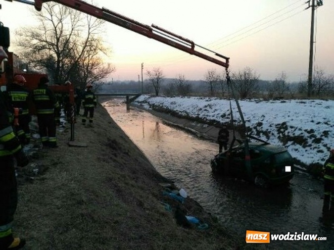 Zdjęcie w galerii na portalu naszwodzislaw.com: Pijana kobieta wsiadła za kółko i... wpadła do rzeki. Samochód wyciągnęła straż  wiadomości z regionu