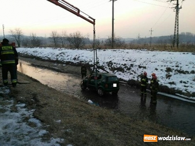 Zdjęcie w galerii na portalu naszwodzislaw.com: Pijana kobieta wsiadła za kółko i... wpadła do rzeki. Samochód wyciągnęła straż  wiadomości z regionu