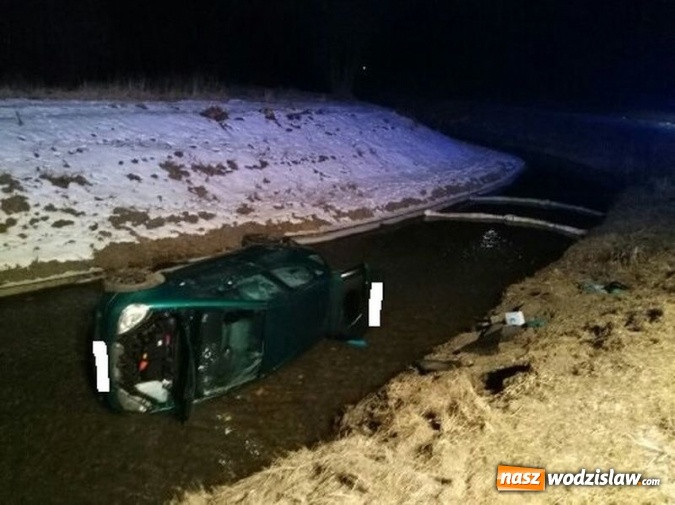 Zdjęcie w galerii na portalu naszwodzislaw.com: Pijana kobieta wsiadła za kółko i... wpadła do rzeki. Samochód wyciągnęła straż  wiadomości z regionu