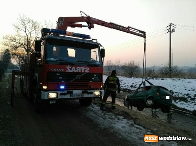Zdjęcie w galerii na portalu naszwodzislaw.com: Pijana kobieta wsiadła za kółko i... wpadła do rzeki. Samochód wyciągnęła straż  wiadomości z regionu