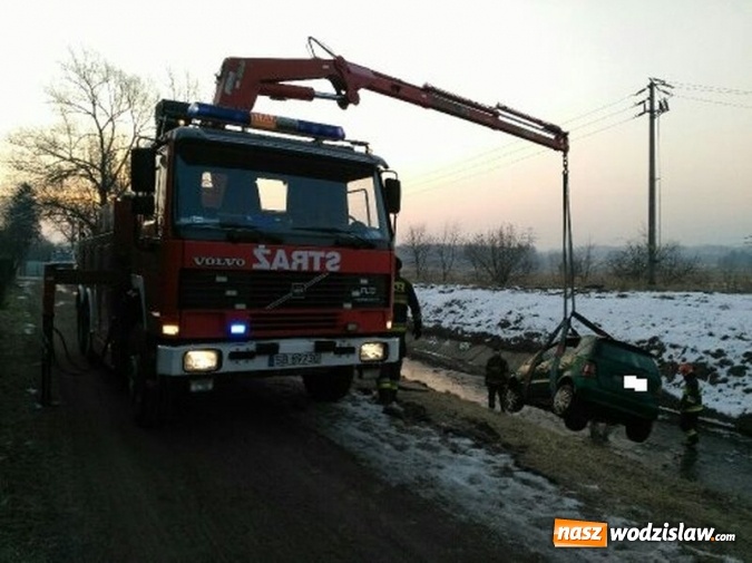 Zdjęcie w galerii na portalu naszwodzislaw.com: Pijana kobieta wsiadła za kółko i... wpadła do rzeki. Samochód wyciągnęła straż  wiadomości z regionu