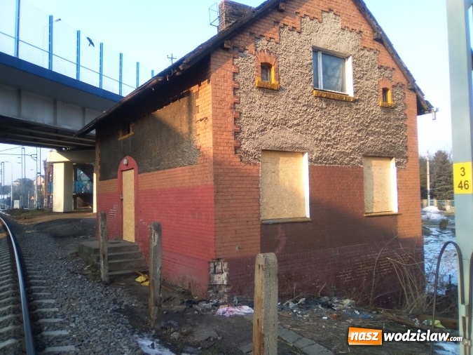 Zdjęcie w galerii na portalu naszwodzislaw.com: Radlin: Pustostan znajdujący się blisko torów kolejowych został zabezpieczony  wiadomości z regionu