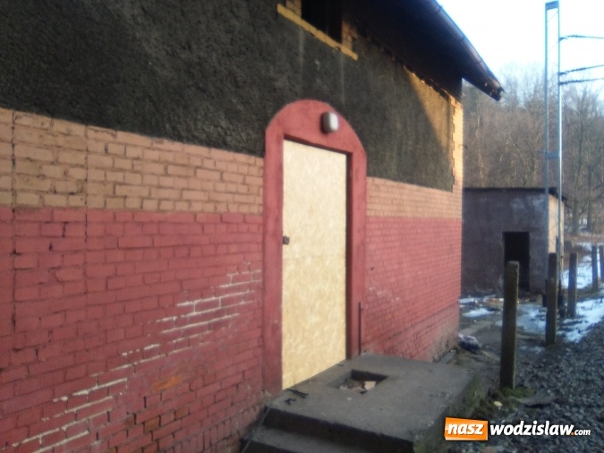 Zdjęcie w galerii na portalu naszwodzislaw.com: Radlin: Pustostan znajdujący się blisko torów kolejowych został zabezpieczony  wiadomości z regionu