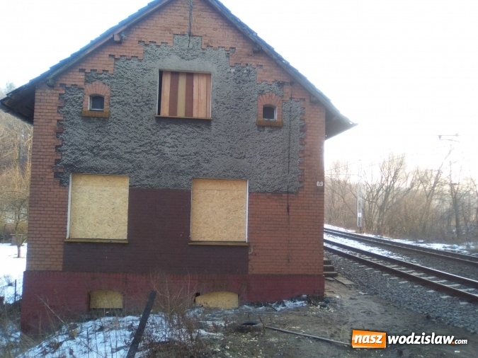 Zdjęcie w galerii na portalu naszwodzislaw.com: Radlin: Pustostan znajdujący się blisko torów kolejowych został zabezpieczony  wiadomości z regionu