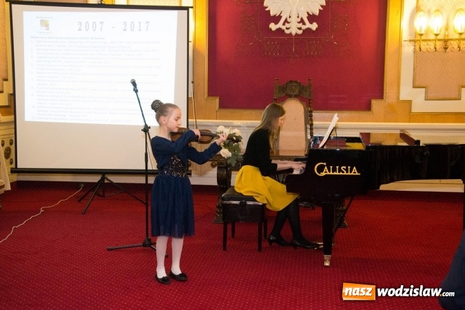 Zdjęcie w galerii na portalu naszwodzislaw.com: Wodzisławski Uniwersytet Trzeciego Wieku. Zorganizowano wystawę z okazji 10-lecia  wiadomości z regionu