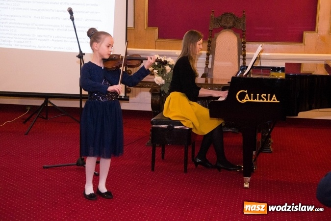 Zdjęcie w galerii na portalu naszwodzislaw.com: Wodzisławski Uniwersytet Trzeciego Wieku. Zorganizowano wystawę z okazji 10-lecia  wiadomości z regionu