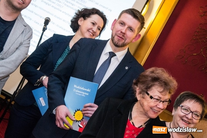 Zdjęcie w galerii na portalu naszwodzislaw.com: Wodzisławski Uniwersytet Trzeciego Wieku. Zorganizowano wystawę z okazji 10-lecia  wiadomości z regionu