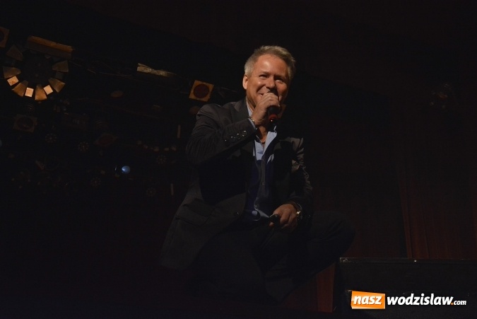 Zdjęcie w galerii na portalu naszwodzislaw.com: Jacek Silski zaśpiewał w pszowskim MOK-u wiadomości z regionu