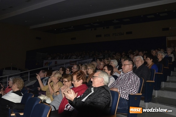 Zdjęcie w galerii na portalu naszwodzislaw.com: Jacek Silski zaśpiewał w pszowskim MOK-u wiadomości z regionu