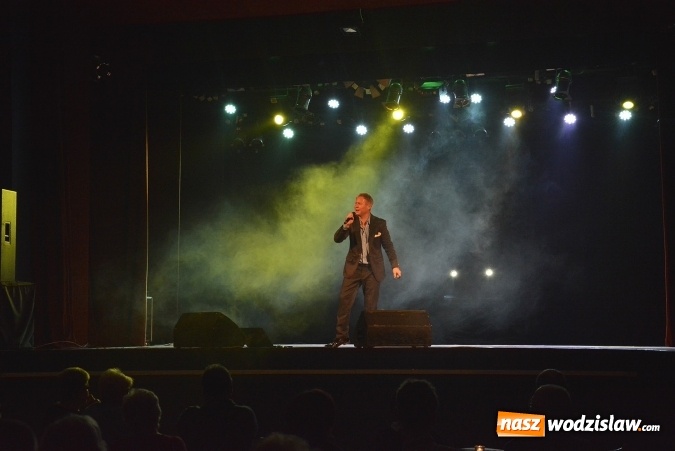 Zdjęcie w galerii na portalu naszwodzislaw.com: Jacek Silski zaśpiewał w pszowskim MOK-u wiadomości z regionu