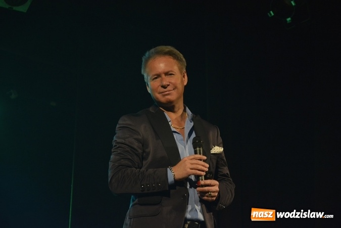 Zdjęcie w galerii na portalu naszwodzislaw.com: Jacek Silski zaśpiewał w pszowskim MOK-u wiadomości z regionu