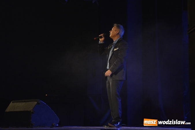 Zdjęcie w galerii na portalu naszwodzislaw.com: Jacek Silski zaśpiewał w pszowskim MOK-u wiadomości z regionu