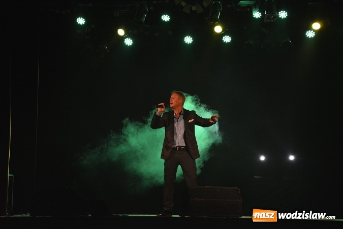 Zdjęcie w galerii na portalu naszwodzislaw.com: Jacek Silski zaśpiewał w pszowskim MOK-u wiadomości z regionu