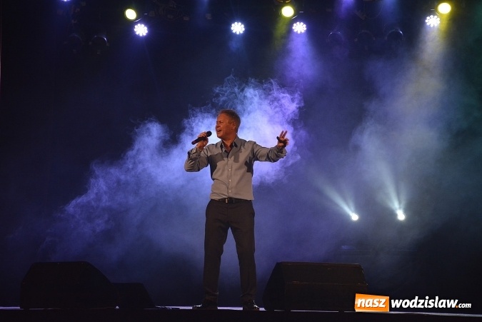 Zdjęcie w galerii na portalu naszwodzislaw.com: Jacek Silski zaśpiewał w pszowskim MOK-u wiadomości z regionu