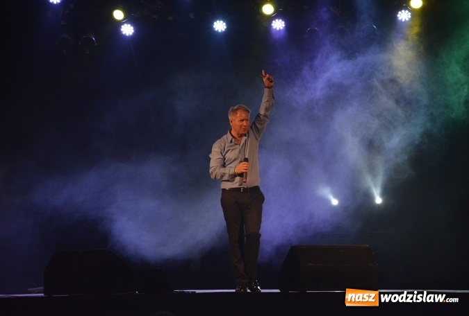 Zdjęcie w galerii na portalu naszwodzislaw.com: Jacek Silski zaśpiewał w pszowskim MOK-u wiadomości z regionu