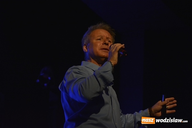 Zdjęcie w galerii na portalu naszwodzislaw.com: Jacek Silski zaśpiewał w pszowskim MOK-u wiadomości z regionu