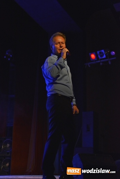 Zdjęcie w galerii na portalu naszwodzislaw.com: Jacek Silski zaśpiewał w pszowskim MOK-u wiadomości z regionu