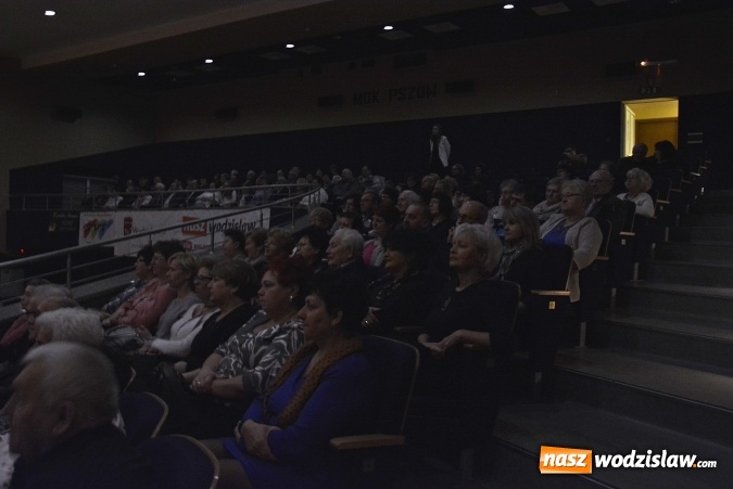 Zdjęcie w galerii na portalu naszwodzislaw.com: Jacek Silski zaśpiewał w pszowskim MOK-u wiadomości z regionu