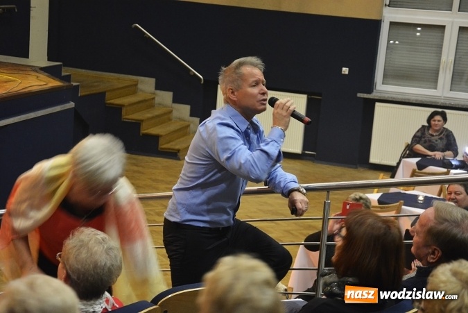 Zdjęcie w galerii na portalu naszwodzislaw.com: Jacek Silski zaśpiewał w pszowskim MOK-u wiadomości z regionu