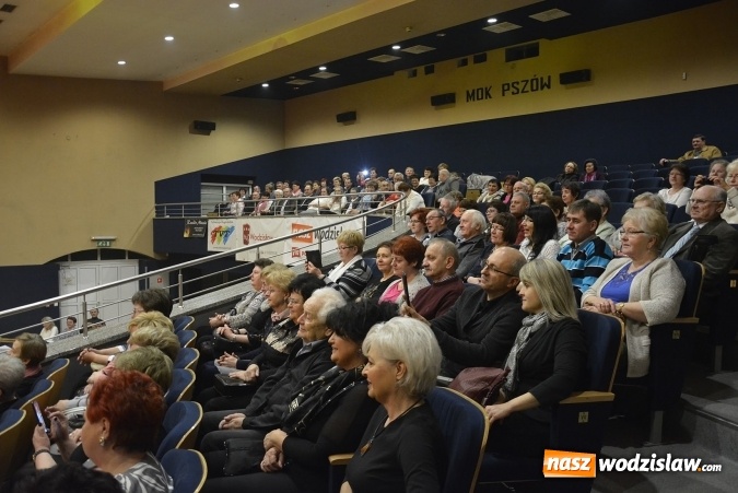Zdjęcie w galerii na portalu naszwodzislaw.com: Jacek Silski zaśpiewał w pszowskim MOK-u wiadomości z regionu