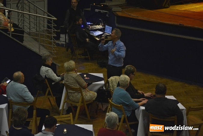 Zdjęcie w galerii na portalu naszwodzislaw.com: Jacek Silski zaśpiewał w pszowskim MOK-u wiadomości z regionu