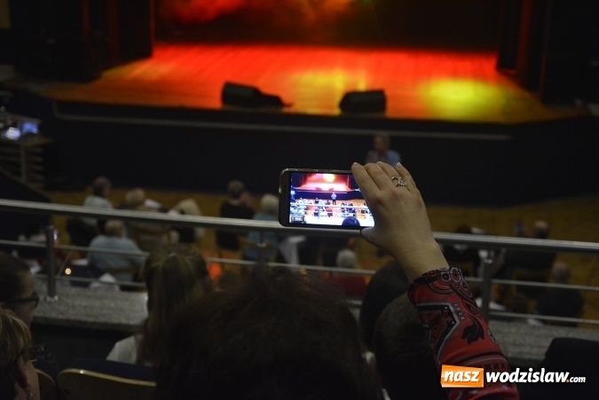 Zdjęcie w galerii na portalu naszwodzislaw.com: Jacek Silski zaśpiewał w pszowskim MOK-u wiadomości z regionu