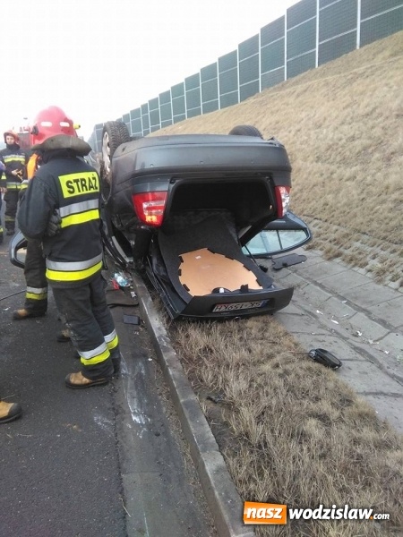 Zdjęcie w galerii na portalu naszwodzislaw.com: Połomia: Osobówka dachowała na A1  wiadomości z regionu