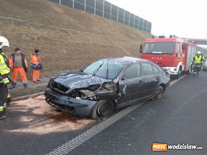 Zdjęcie w galerii na portalu naszwodzislaw.com: Połomia: Osobówka dachowała na A1  wiadomości z regionu