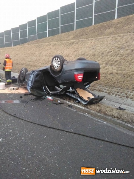 Zdjęcie w galerii na portalu naszwodzislaw.com: Połomia: Osobówka dachowała na A1  wiadomości z regionu