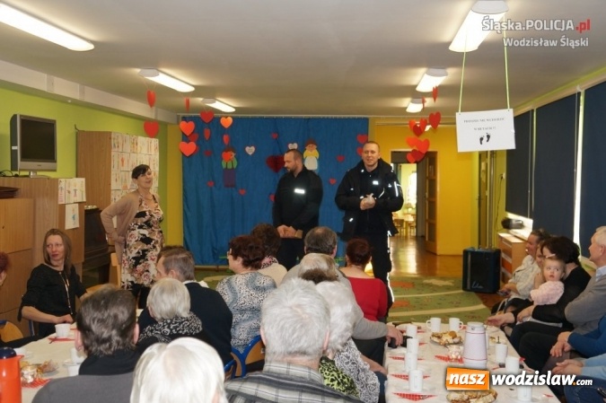 Zdjęcie w galerii na portalu naszwodzislaw.com: Z seniorami o ich bezpieczeństwie. Policjanci kontynuują spotkania  wiadomości z regionu