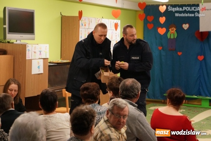 Zdjęcie w galerii na portalu naszwodzislaw.com: Z seniorami o ich bezpieczeństwie. Policjanci kontynuują spotkania  wiadomości z regionu