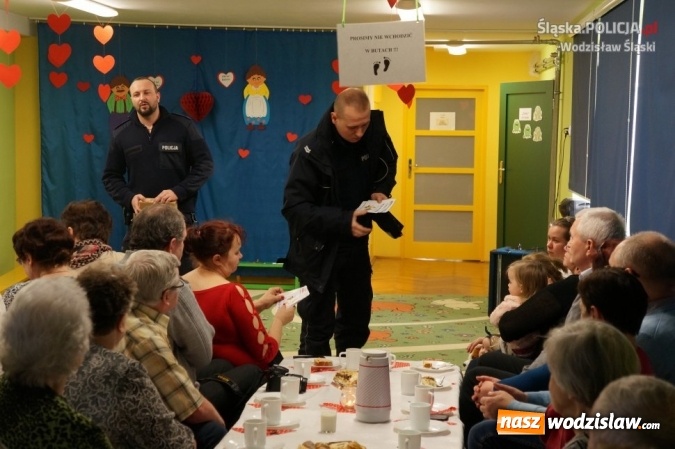 Zdjęcie w galerii na portalu naszwodzislaw.com: Z seniorami o ich bezpieczeństwie. Policjanci kontynuują spotkania  wiadomości z regionu