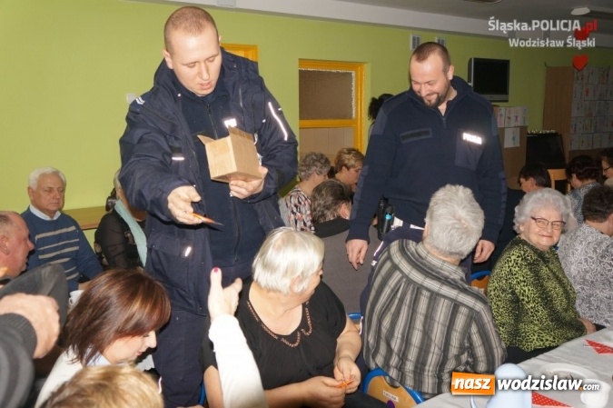 Zdjęcie w galerii na portalu naszwodzislaw.com: Z seniorami o ich bezpieczeństwie. Policjanci kontynuują spotkania  wiadomości z regionu