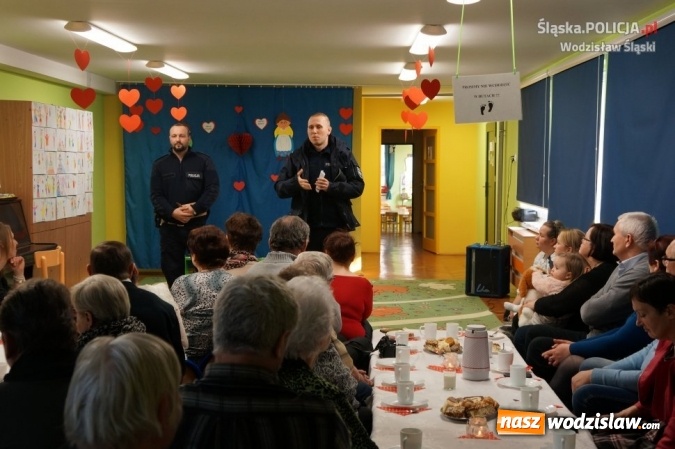 Zdjęcie w galerii na portalu naszwodzislaw.com: Z seniorami o ich bezpieczeństwie. Policjanci kontynuują spotkania  wiadomości z regionu